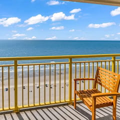Baywatch Resort l 3BR l Top Floor l Resort Pools