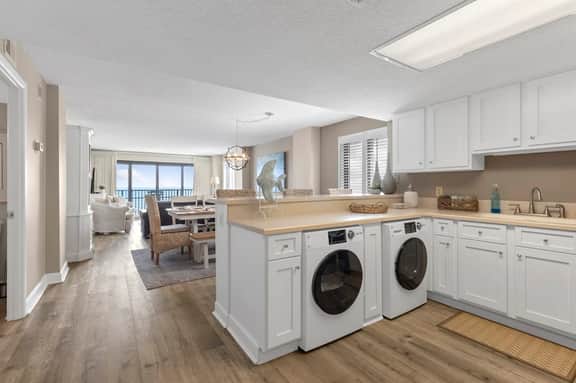 Oceanfront Luxury 3BR/2BA  End Unit with Pool, Fitness Room and Hot Tubs. - Image 3